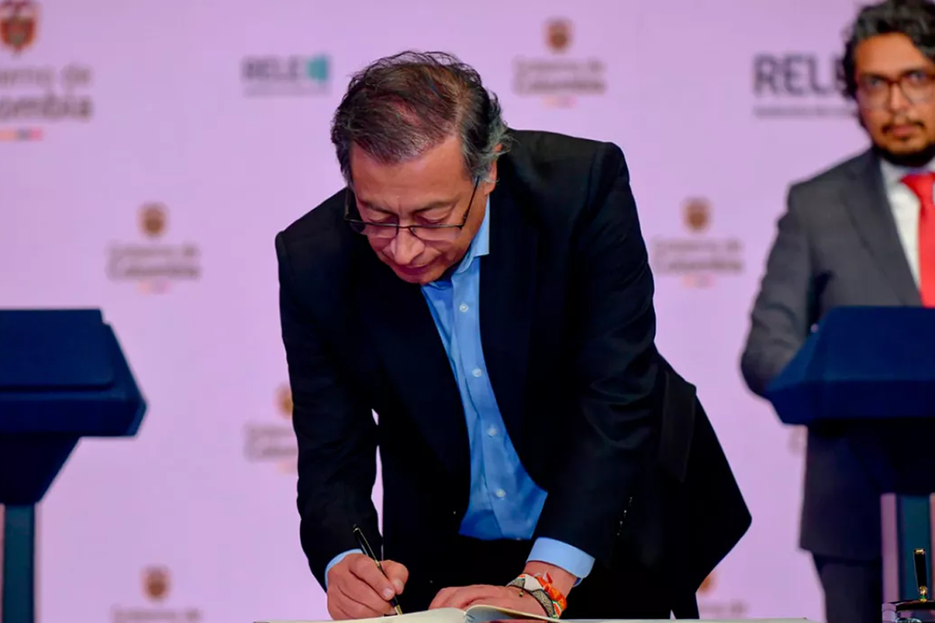 Petro Firmando Nueva Reforma Tributaria 2025